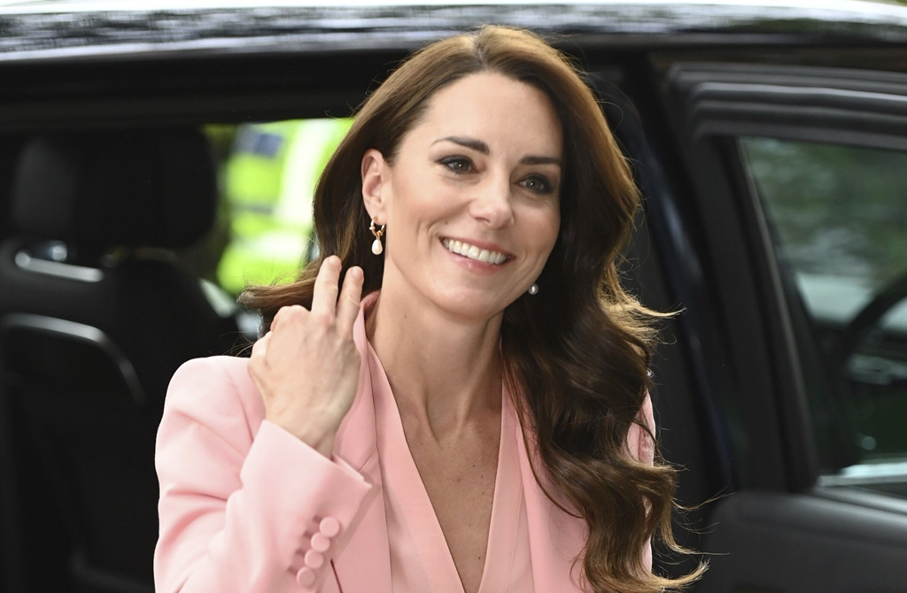 凱特王妃穿粉紅套裝出席公益活動。（圖／美聯）