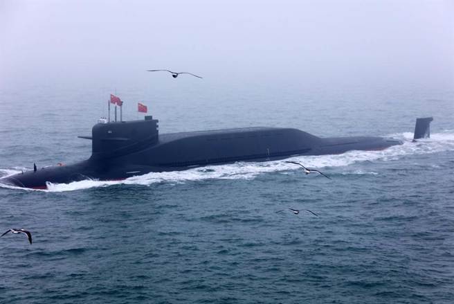图为大陆战略核潜舰在青岛附近海域，参加海军成立70周年海上阅兵的画面。（中新社资料照）
