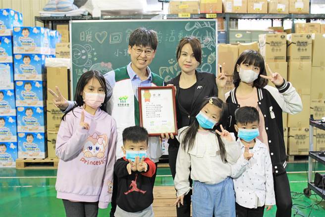 小文妈妈感念在逆境期间桃园家扶中心的陪伴及协助，办理暖心回馈义剪活动外，也透过捐款一起投入扶幼行列。（桃园家扶中心提供／蔡明亘桃园传真）