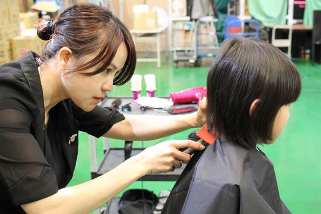 小文妈妈实践用行动及专业回馈家扶的精神，办理暖心回馈义剪活动。（桃园家扶中心提供／蔡明亘桃园传真）