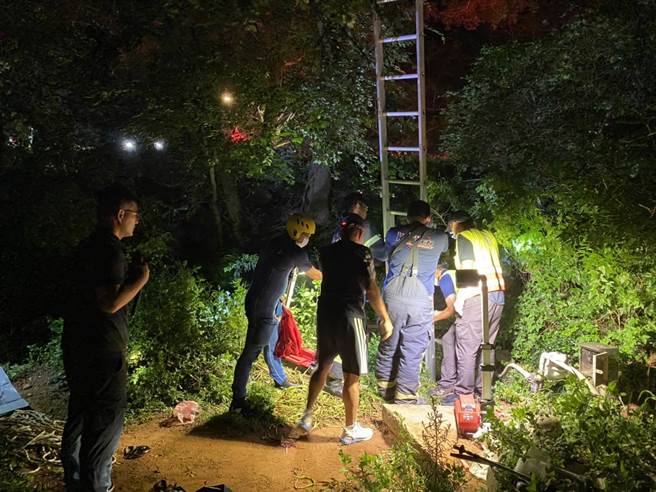 金门小径昨晚1名9旬老翁不慎失足掉落村庄附近古井内，警消获报后立刻赶赴现场救援。(图／金门县消防局提供)