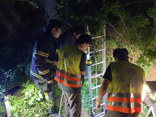 警消赶抵现场后初判该古井深约7-8米，立即以双节梯实施救援任务。(图／金门县消防局提供)