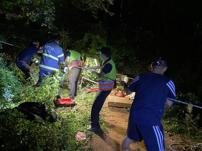 整体救援歷时约10分钟，但该民眾救起后经评估已无生命徵象。(图／金门县消防局提供)