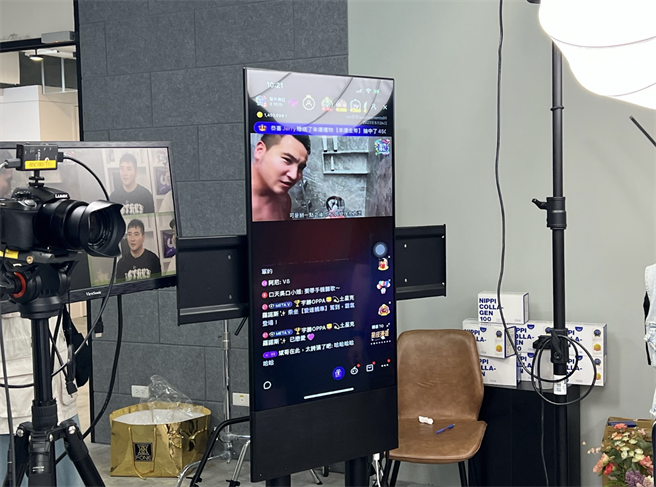 谷阿莫直球对决走光影片。（Up直播提供）