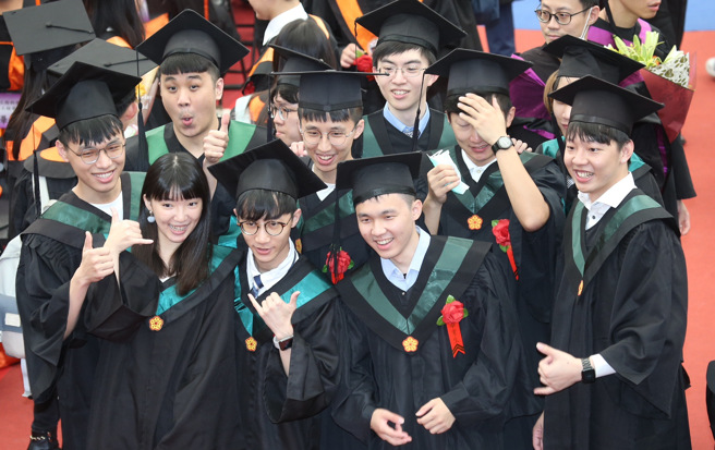 台灣大學27日舉行畢業典禮，畢業生紛紛合影留念。（姚志平攝）