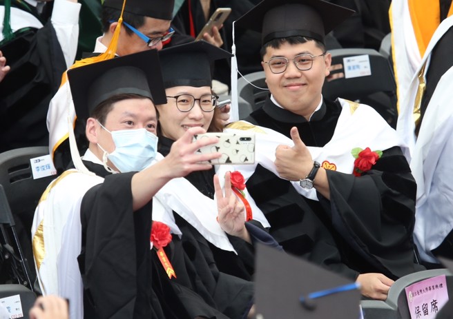 台灣大學27日舉行畢業典禮，畢業生紛紛合影留念。（姚志平攝）