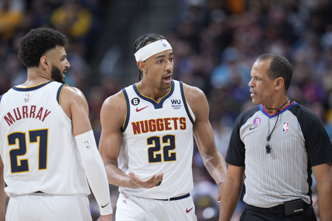 路易斯（右）被爆出在推特拥有分身帐号。（美联社资料照）