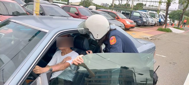 超狂9旬翁连续在开车24小时，在大台中市迷途，警方用电眼追回他。(警方提供)