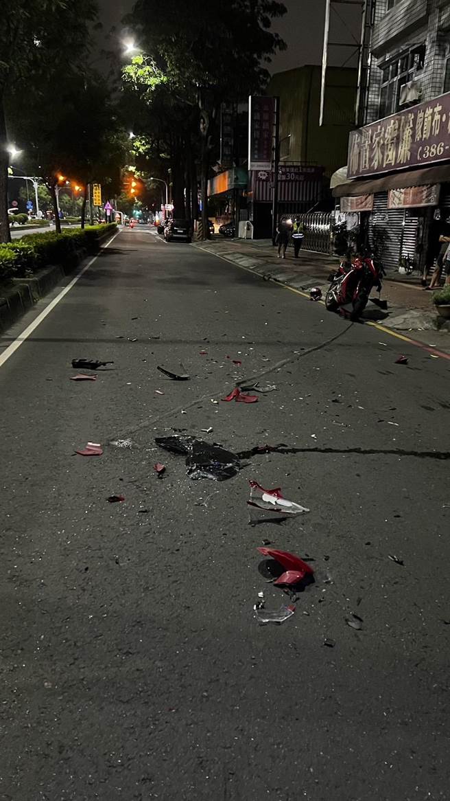 高雄重机骑士驾驶市价逾40万「Honda CBR650R」重机遭撞毁。（翻摄照片／崔正纲高雄传真）