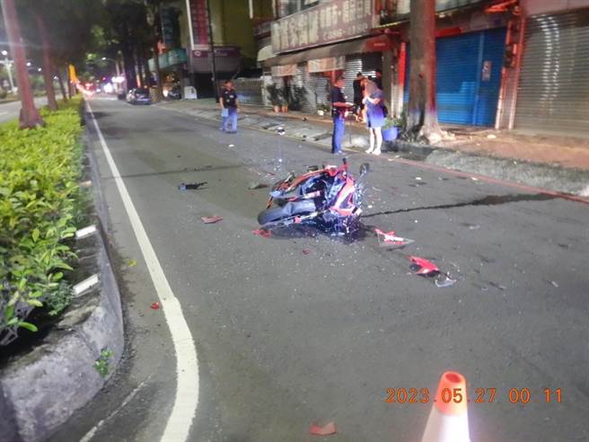 高雄重机骑士驾驶市价逾40万「Honda CBR650R」重机遭撞毁。（翻摄照片／崔正纲高雄传真）