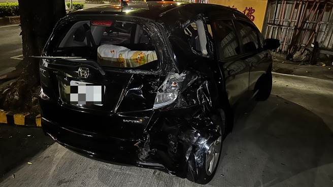 女子驾驶小客车疑似未礼让直行车，车尾遭反应不及重机骑士撞上。（翻摄照片／崔正纲高雄传真）