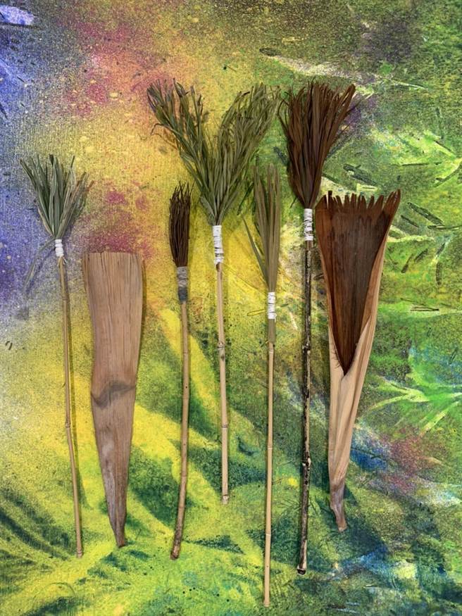 陈正隆捡取成美文化园内的日本罗汉松等植物制成画笔。（顶新和德文教基金会提供／孙英哲彰化传真）