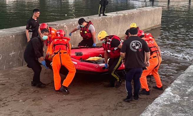 金山水尾渔港惊见男浮尸，钓客吓呆急报警。(戴志扬翻摄)