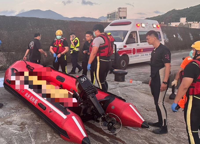 金山水尾渔港惊见男浮尸，钓客吓呆急报警。(戴志扬翻摄)