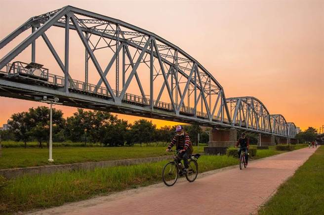 高市府观光局接力凤荔季于6月18日推出乘风而骑「大树生态採果趣」深度游活动，共计开放50个体验名额，只要399元就能畅玩大树地区。（高市府观光局提供／洪浩轩高雄传真）