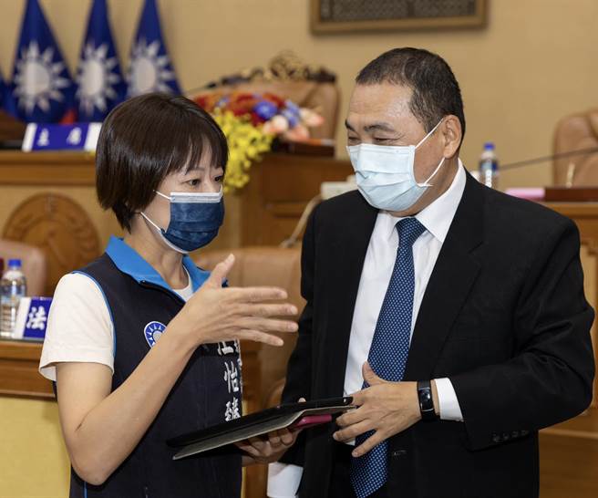 立委苏巧慧近期炮轰新北市长侯友宜向前总统马英九请益是向最差的学习，新北市议员江怡臻反批，「马英九任内8年，两岸和平稳定，蔡英文做不到，谁比较差？」（江怡臻提供）