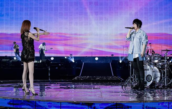 阿信与师妹白安合唱〈人生海海〉、〈OAOA〉。（相信音乐提供）