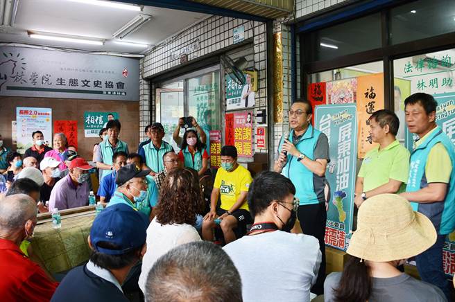 苏震清确定立委无法连任，一早就有支持者到服务处声援。（林和生摄）