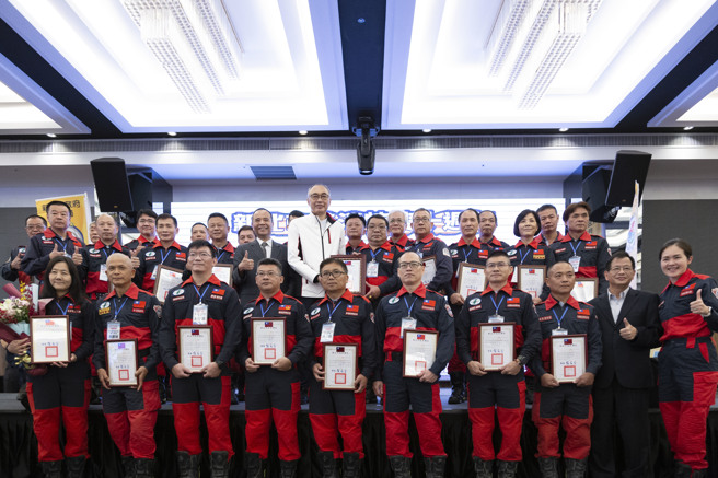 新北市副市长谢政达颁发奖状表扬19名于创队就加入至今满10周年义消特搜人员、8名绩优贡献人员及1名特殊贡献奖人员。(新北消防提供)