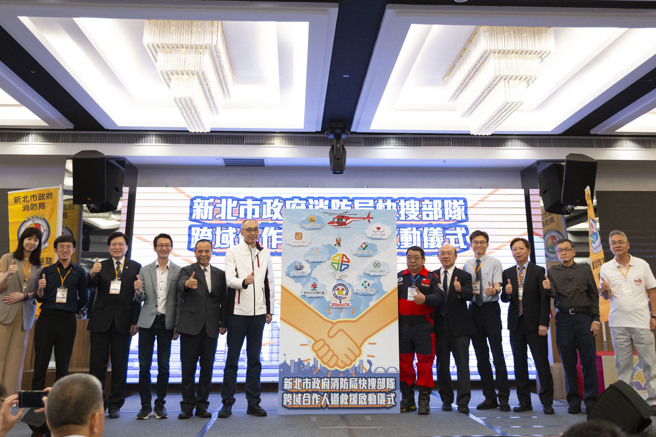 谢政达担任见证人，与各家合作医院、兽医院、土木技师公会签署合作备忘录，使新北市快搜部队可从事灾区医疗及结构评估。(新北市消防局提供)