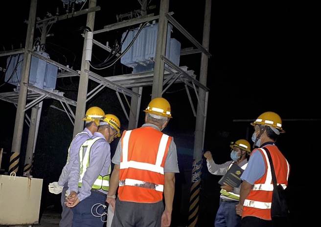 台电金门塔山电厂今日凌晨进行设备维护，造成烈屿地区1767户无电可用。（图／民眾提供）
