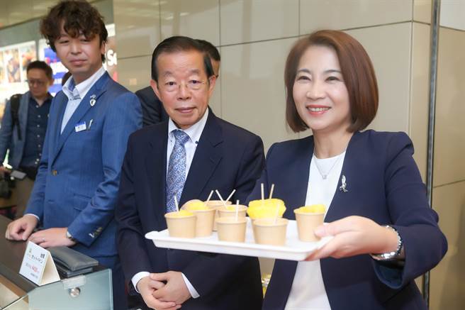 周春米领军赴日行销屏东农产，顺利秒杀完售。(屏县府提供)