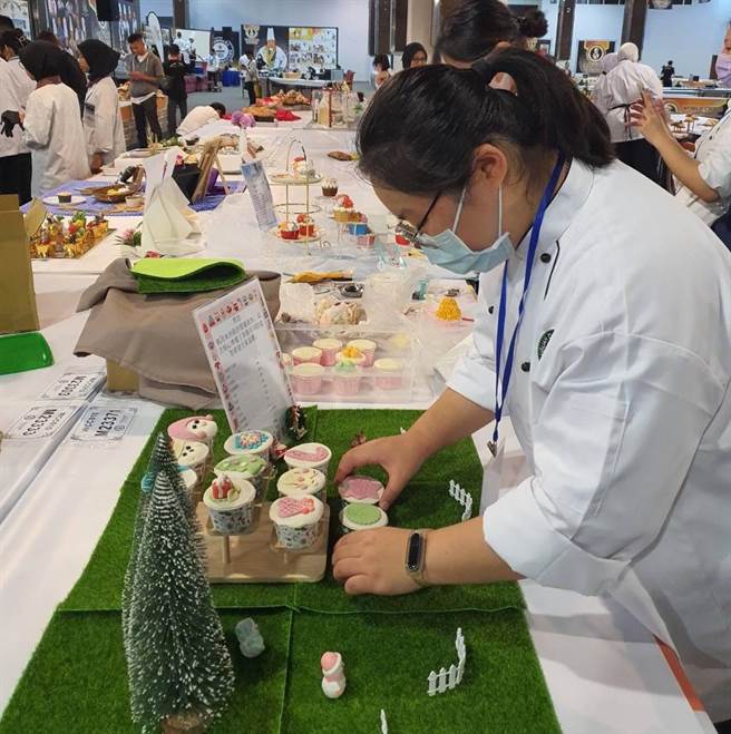 钱慧佳代表玄奘大学餐旅学系参加2023年马来西亚WCC世界金厨国际大赛，拿下1金1银佳绩。（玄奘大学提供／陈育贤新竹传真）