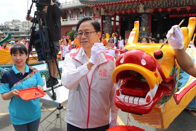 桃园市长张善政27日上午前往龙潭南天宫，出席2023龙潭归乡文化节龙潭陂塘龙舟赛记者会暨龙舟点晴仪式。（蔡明亘摄）