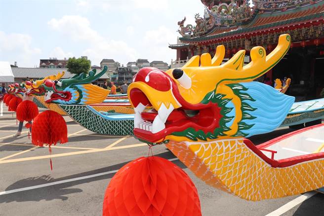 龙潭归乡文化节龙舟赛自1915年起持续至今已传承108年，堪称全台歷史最悠久的埤塘龙舟赛，选手须採跪姿划船，除挑战速度极限，更象徵坚毅不拔、勇敢进取的客家精神。（蔡明亘摄）