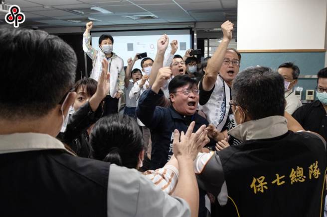 协和电厂更新改建（含第四天然气接收站兴建）环评初审在本月25日召开，未料遭环团闯入高喊「程序违法！立即散会！退回重审！」因而中止开会。（报系资料照）