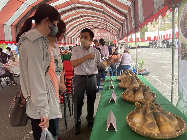 龙崎绿竹笋评鑑活动首度移师到市区举办，吸引消费者围观。（曹婷婷摄）