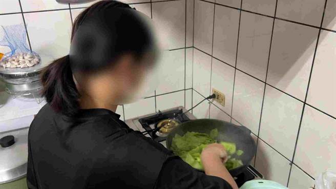 19岁的小安（化名）家庭遭逢变故，为了照顾一家人，决定放弃大学梦。（蔡旻妤摄）