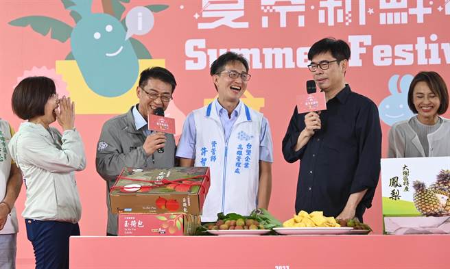 高雄市长陈其迈（右二）27日出席大树区凤荔节活动，与民进党立委同名同姓的台塑企业高雄管理处资管师许智杰（中）以6万8000元拍下桌上的凤梨与荔枝。（林瑞益摄）