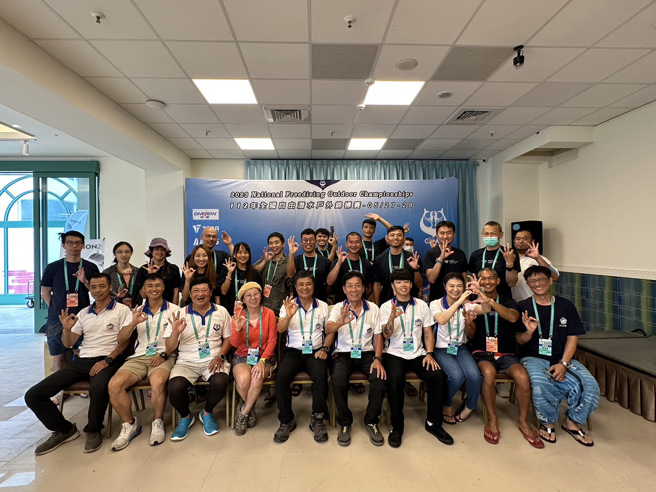 全体裁判暨工作人员合影。(戴志扬翻摄)