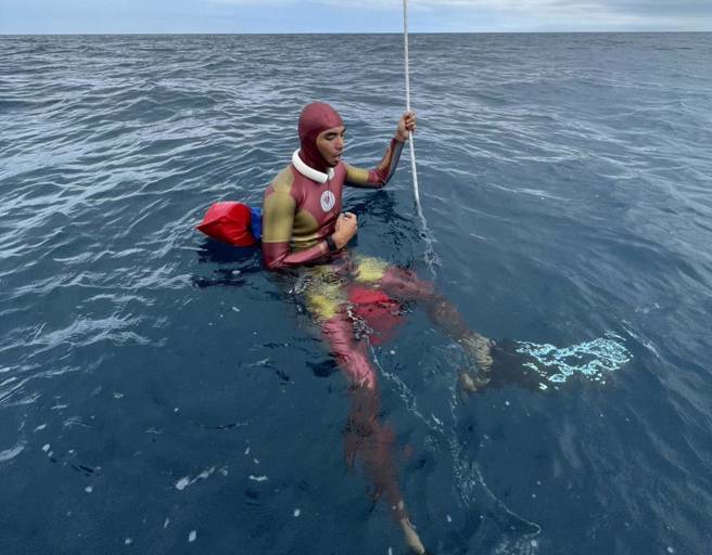 参赛选手于赛区准备下潜。(戴志扬翻摄)