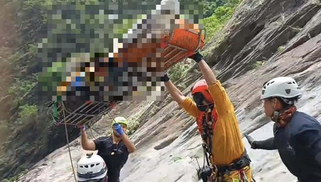 飞龙瀑布最后一名失联者完成吊挂，任务宣告结束。（屏县消防局提供）