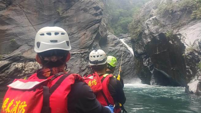 飞龙瀑布最后一名失联者完成吊挂，任务宣告结束。（屏县消防局提供）