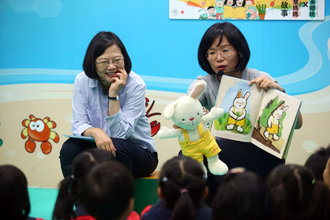 民进党立委苏巧慧(右)大讚总统蔡英文(右)执政后，让国家维持经济最好、福利最好。(资料照,陈信翰摄)