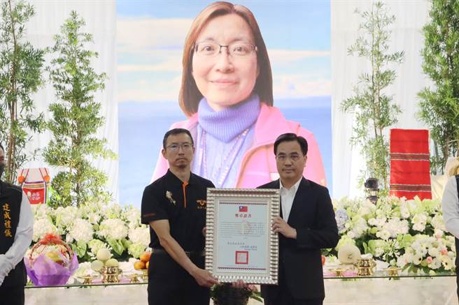 原民会主委夷将．拔路儿Icyang．Paro颁发一等原住民族奖章，由林淑雅胞兄林世昌代表接受。（吕妍庭摄）