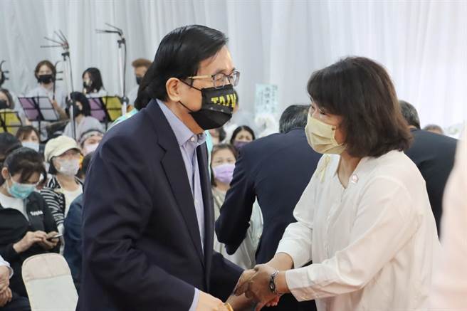 前总统陈水扁以凯达格兰学校创办人身分到场，嘉义市长黄敏惠特地上前致意。（吕妍庭摄）