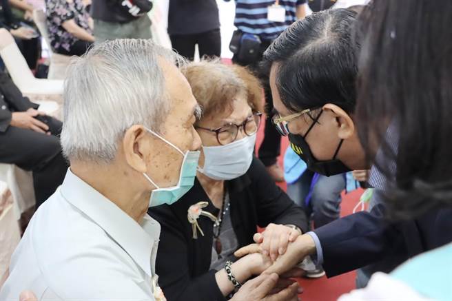 面对陈水扁的连声安慰，原本强忍哀伤的林母忍不住痛哭失声，场面哀伤。（吕妍庭摄）