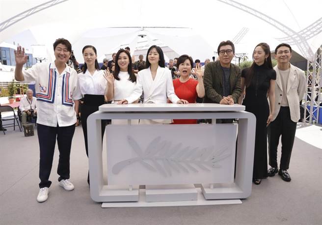 宋康昊（左起）、全余赟、张英南、林秀晶、朴贞洙、导演金知云、郑秀晶、吴政世一同为《蜘蛛窝》出席坎城影展。（美联社）