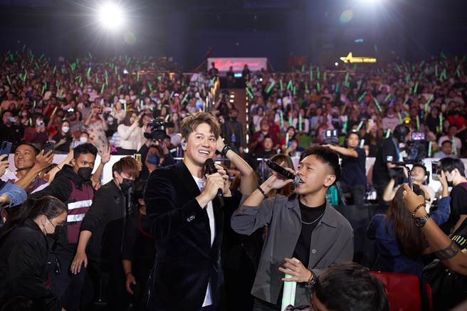 李圣杰走下台与歌迷近距离互动。（华纳音乐提供）