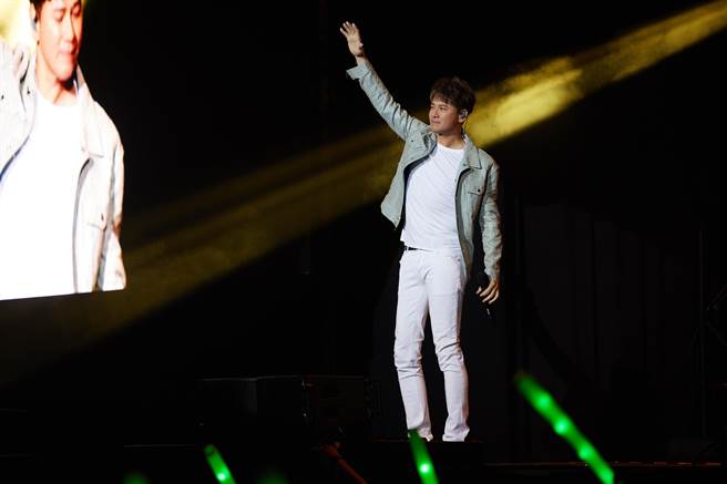 李圣杰走下台与歌迷近距离互动。（华纳音乐提供）