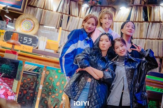 金元萱、严正化、李孝利、宝儿、华莎，再度为了《DANCE歌手流浪团》集结。（爱奇艺国际站提供）