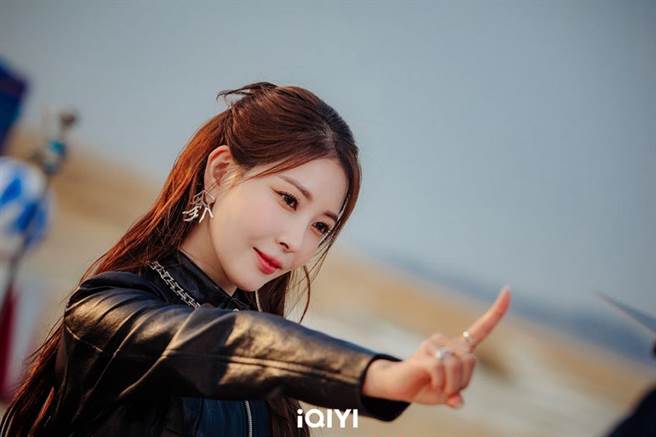 宝儿私下撒娇模样惹姐姐们疼爱。（爱奇艺国际站提供）