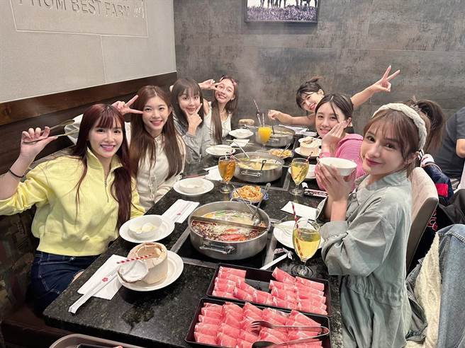 乐天女孩在美国「围炉」吃火锅。（乐天桃猿提供）