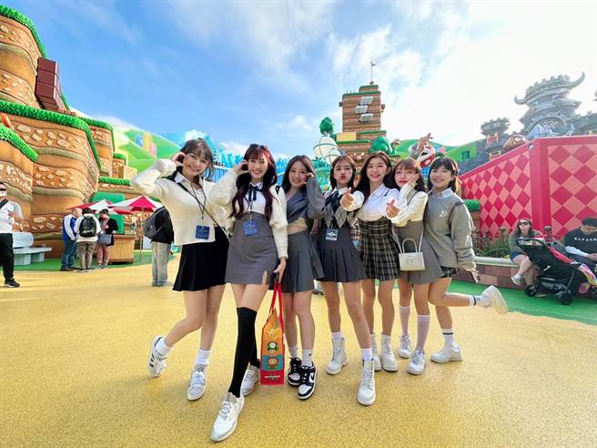 大伙抽空到环球影城游玩。（乐天桃猿提供）