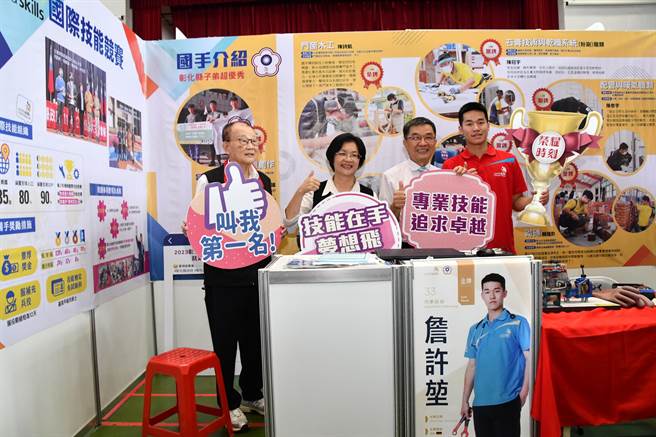 彰化县政府今天在国立和美实验学校举办就业博览会，现场提供上千个职缺。（孙英哲摄）