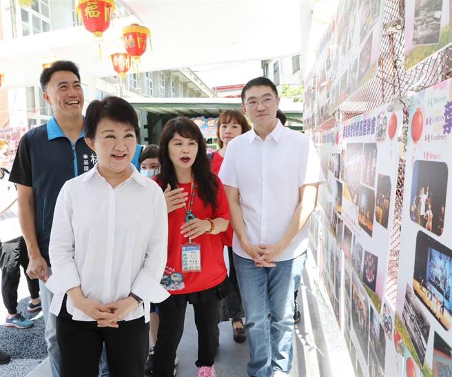 身为安乐国小校友的台中市长卢秀燕（前排左一）与基隆市长谢国梁（右一）、市议员林沛祥（后排左一）由校长萧玉盏（右二）说明下，共同参访校园。（基隆市政府提供／徐佑升基隆传真）